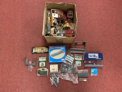 Lot 513 - A quantity of N gauge scenic accessories...