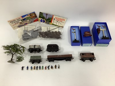 Lot 901 - A Collection of 'OO' Gauge Model Railway Items,...