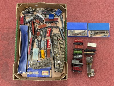 Lot 430 - A quantity of Hornby-Dublo three-rail items...