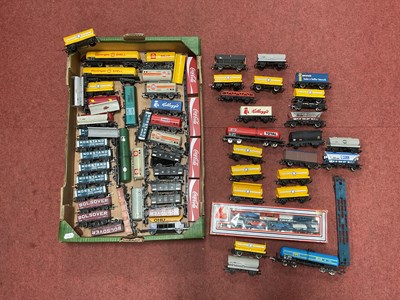 Lot 405 - Approximately sixty 00 gauge modern image...