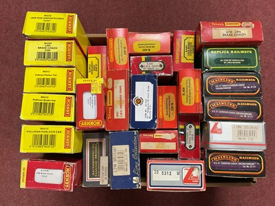 Lot 423 - Approximately twenty-seven boxed 00 gauge...