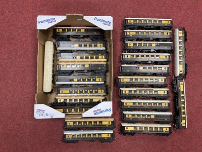 Lot 518 - Approximately twenty-three Triang 00 gauge...