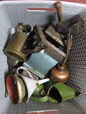 Lot 1062 - Mixed vintage hand tools: Record No.3 bench...