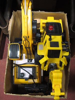 Lot 1134 - Five battery operated / remote controlled...