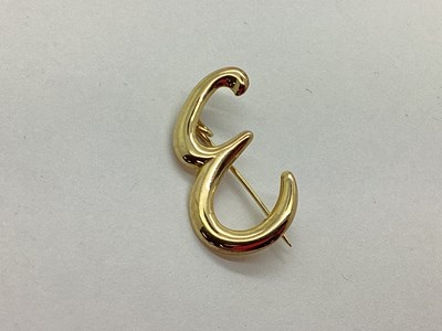 Lot 58 - An 'E' Initial Brooch, of plain polished...