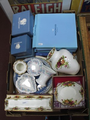 Lot 1001 - Ceramics: Wedgwood commemorative plates and...