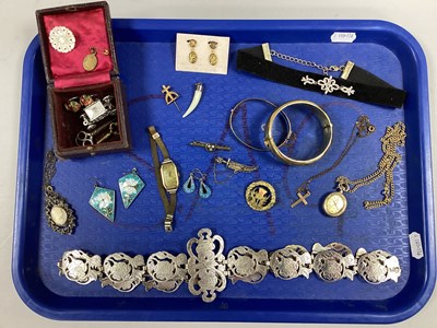 Lot 225 - A Collection of Vintage and Later Jewellery...