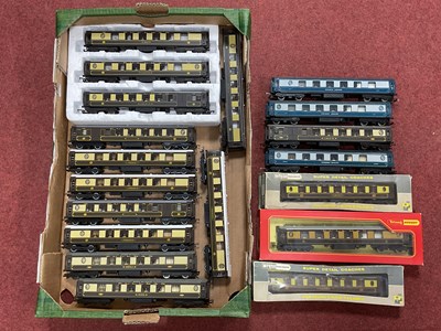 Lot 441 - Nineteen 00 gauge Pullman coaches including...