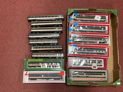 Lot 402 - Fifteen 00 gauge coaches in BR "Executive"...
