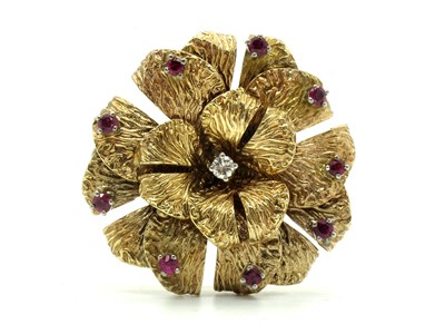 Lot 51 - A Highly Decorative Flowerhead Brooch, claw...