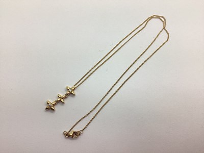 Lot 80 - A Modern 9ct Drop Pendant and Chain, triple...
