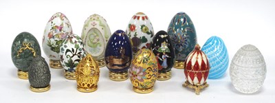 Lot 1306 - A Collection of Decorative Eggs, many Franklin...