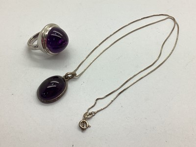 Lot 131 - An Oval Cabochon Set Pendant, on a fine box...