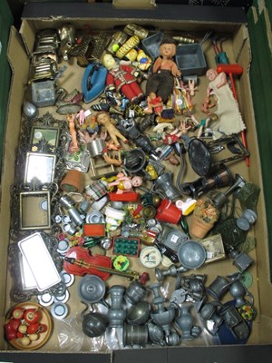 Lot 1012 - Miniatures - Dolls, dolls house furnishings,...