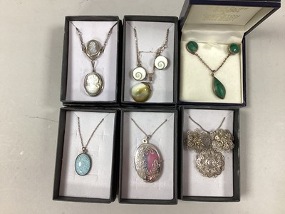 Lot 119 - A Vintage Shell Carved Cameo Pendant,...