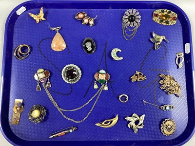 Lot 206 - A Collection of Assorted Brooches, including...