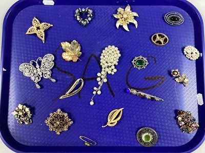 Lot 209 - A Collection of Assorted Brooches, including...