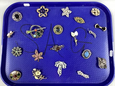 Lot 215 - A Collection of Assorted Brooches, including...