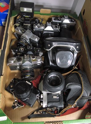 Lot 1039 - Vintage 35mm SRL cameras to include Ricoh...