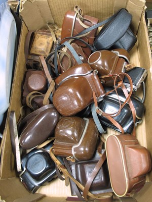 Lot 1011 - Cameras; 35mm film cameras many cased to...