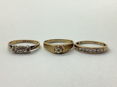 Lot 42 - A 9ct Gold Single Stone Illusion Set Ring,...