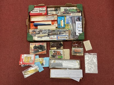 Lot 432 - A collection of 00 gauge plastic and rolling...