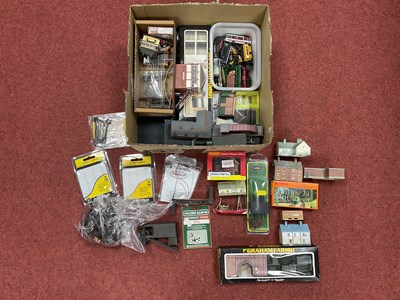 Lot 516 - A box of N gauge accessories and scenic items...