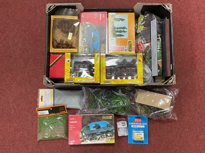 Lot 500 - A quantity of 00/HO buildings and scenic items,...