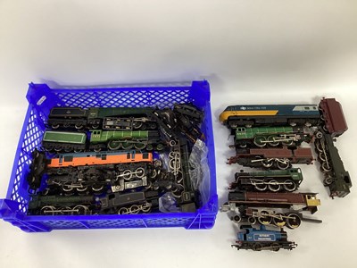 Lot 695 - Approximately fifteen 00 gauge locomotives and...