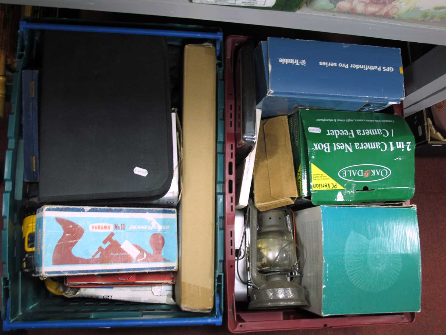 Lot 1043 - Mixed household tools and equipments,...