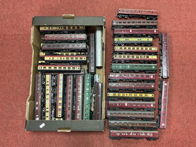 Lot 477 - Approximately forty 00 gauge steam era coaches...