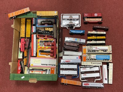 Lot 474 - Approximately thirty items of HO scale...