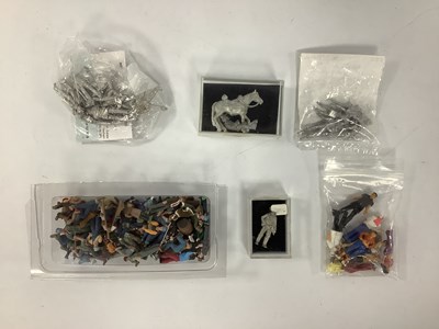 Lot 904 - A collection of O gauge figures both painted...