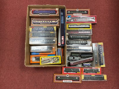 Lot 521 - Forty-Three 'HO' Gauge Continental Outline...