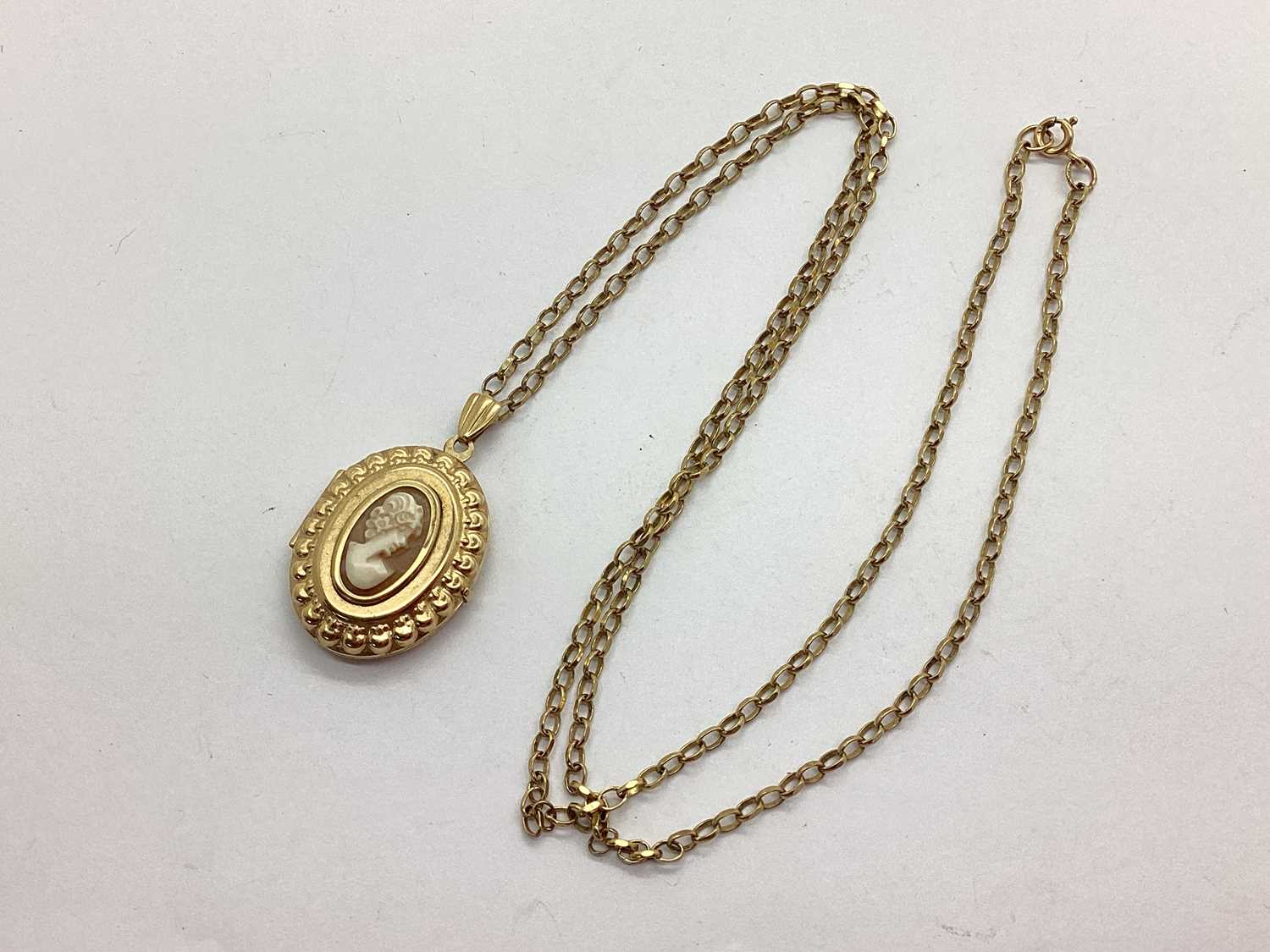 Lot 70 - A Decorative 9ct Gold Oval Locket, the cameo...