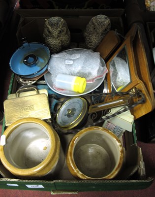 Lot 1131 - Vintage household items, including two kitchen...