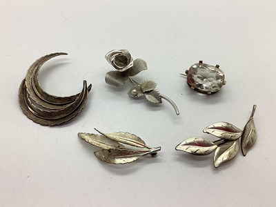 Lot 107 - A Collection of Vintage and Later Brooches,...