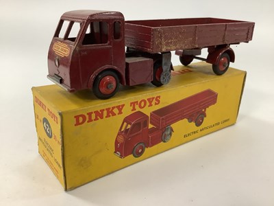 Lot 957 - Dinky Toys No 421 (30W) Electric Articulated...