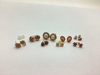 Lot 253 - A Selection of 9ct Gold and Other Stud...