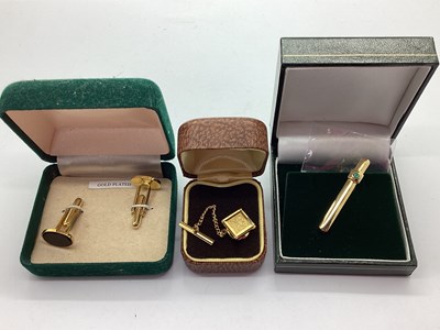 Lot 320 - A Stylish Gent's Tie Clip, with rubover set...