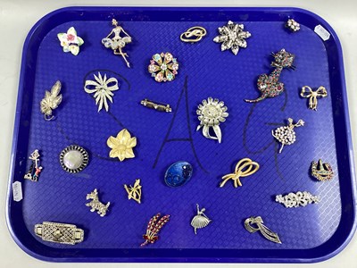 Lot 262 - A Collection of Assorted Brooches, to include...