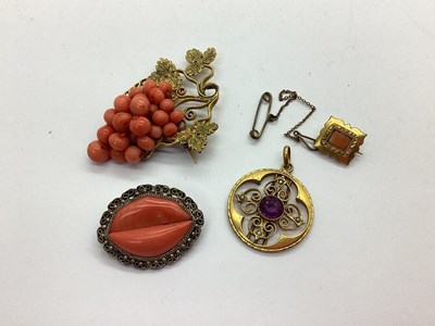 Lot 124 - An Edwardian Openwork Pendant, circular collet...