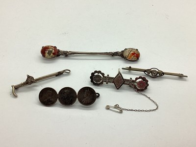 Lot 136 - Antique and Later Bar Brooches, including fox...