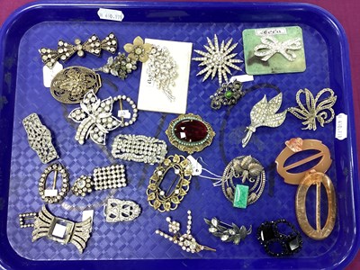 Lot 249 - Vintage and Later Costume Brooches, including...