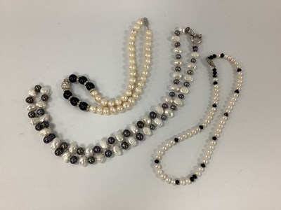 Lot 165 - A Single Strand Alternate Freshwater Pearl...