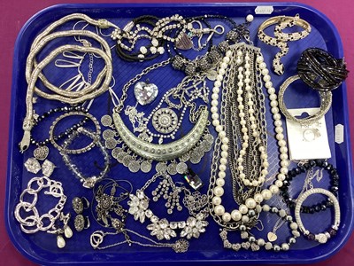 Lot 193 - A Collection of Modern Costume Jewellery, to...