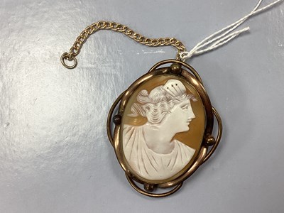 Lot 116 - An Antique Oval Shell Carved Cameo Brooch,...