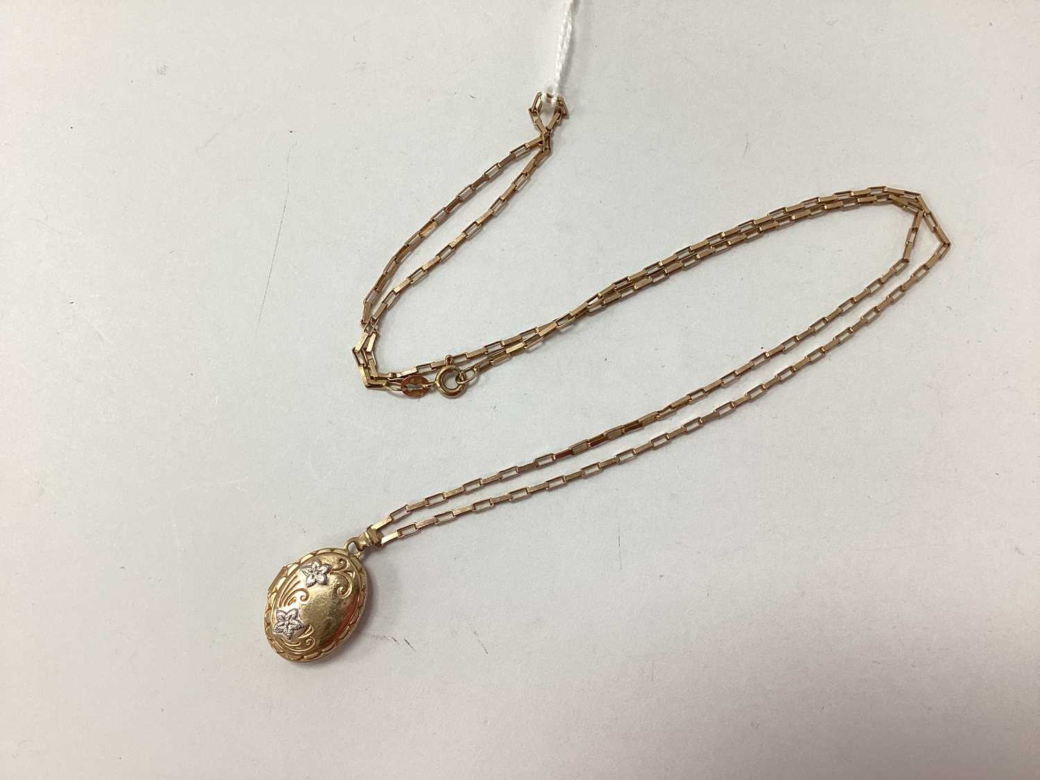 Lot 96 - A Box Link Chain, of uniform design, stamped...