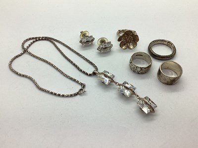 Lot 225 - A Hallmarked Silver Floral Patterned Band,...