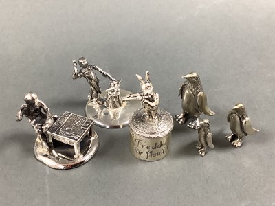 Lot 18 - Miniature Novelty Set of Three Graduated...